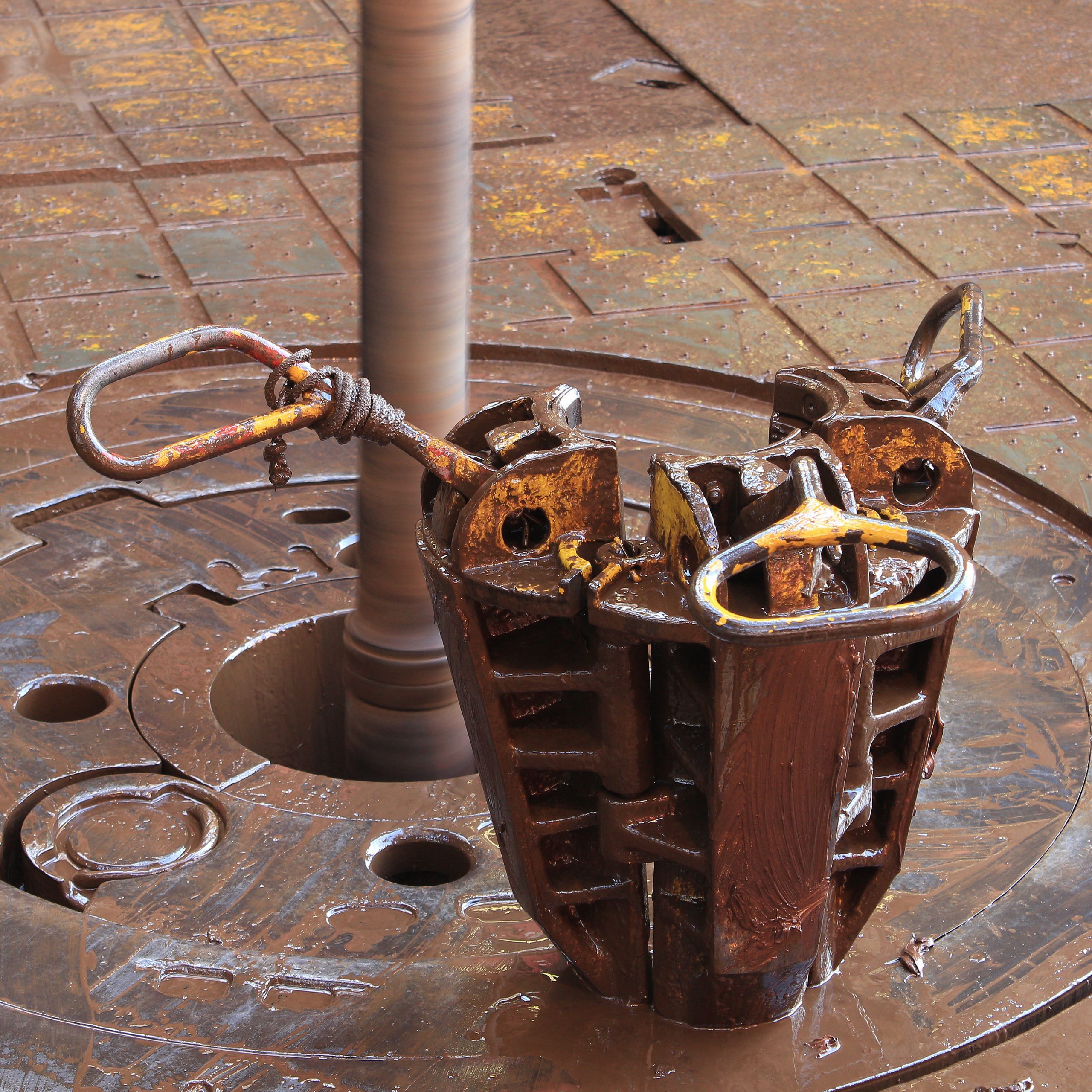 Slip on the rotary table while drilling oil well and pipe being rotated