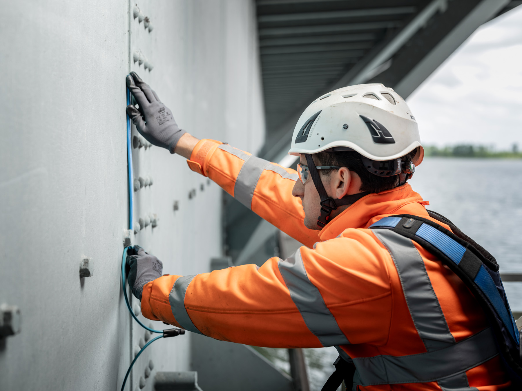 Health monitoring of steel structures